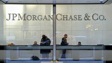 Avbildet er den amerikanske storbanken JP Morgan Chases hovedkvarter i New York. Banken leder an oppgangen i bankaksjer på Wall Street som følge av den amerikanske sentralbankens renteutsagn.