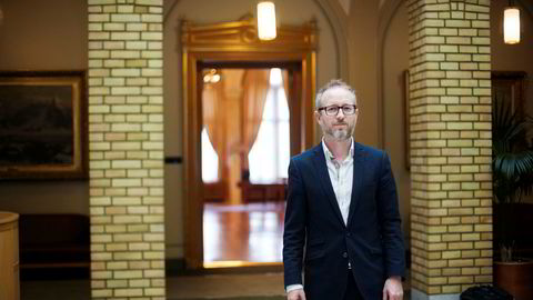 Kontrollkomitemedlem Bård Vegar Solhjell (SV) ber stortingspresidenten tenke seg om.
