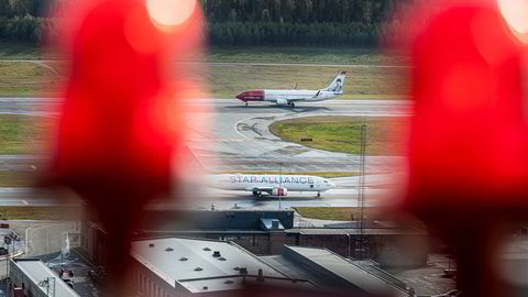 Det blinker rødt i regnskapene til både Norwegian og SAS – tross statlige redningspakker. Kontantbeholdningen minker fort og kundene venter fortsatt på refusjoner. Her fra Oslo lufthavn.