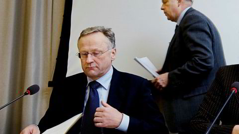 Tidligere direktør i Finanstilsynet Bjørn Skogstad Aamo (t.h.) reagerer på forslaget til ny sentralbanklov som ble lagt frem av et utvalg ledet av tidligere sentralbanksjef Svein Gjedrem (t.v.). Bildet er fra en høring i Stortingets finanskomité i 2009.