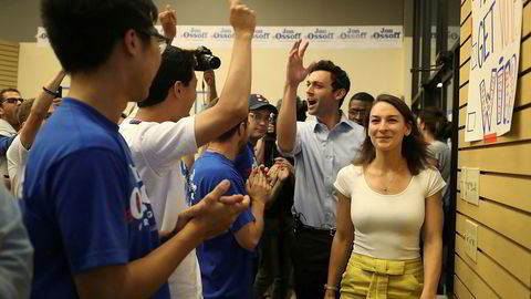 Demokratenes kandidat Jon Ossoff ankommer et valgarrangement sammen med forloveden Alisha Kramer, kvelden før suppleringsvalget i Georgia's 6. kongressdistrikt 19. juni. Distriktet har stemt republikansk siden 1970-tallet.