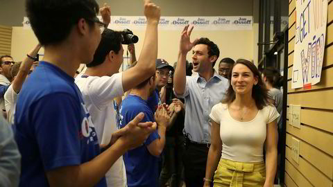 Demokratenes kandidat Jon Ossoff ankommer et valgarrangement sammen med forloveden Alisha Kramer, kvelden før suppleringsvalget i Georgia's 6. kongressdistrikt 19. juni. Distriktet har stemt republikansk siden 1970-tallet.