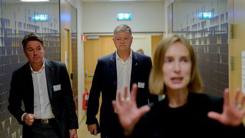 Norwegians finansdirektør Geir Karlsen (fra venstre) og toppsjef Jacob Schram møtte næringsminister Iselin Nybø mandag. Hun må antagelig bidra med flere milliarder for å holde selskapet i luften.