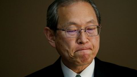 Toshibas konsernsjef Satoshi Tsunakawa beklaget overfor "aksjonærer og andre interesssenter" under en pressekonferanse.