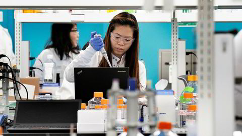 Phuong-Danh Tran hos selskapet Arcturus Therapeutics i San Diego i California er blant de mange som forsker for fullt for å finne en koronavaksine.