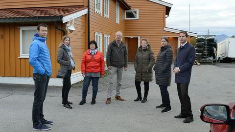 De seks saksøkte i samarbeidsutvalget utenfor tidligere Teoball barnehage. Fra venstre: Åge Vassdal, Hege Olsen, Audny Frostad, Arnt-Inge Sæter, Toril Y. Otterholm, Ann-Kristin Stormyr og advokat Erik Wold.