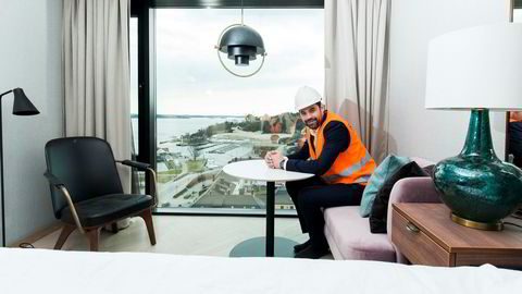 Erik Riis Jacobsen, direktøren ved Radisson Blu Caledonien i Kristiansand, viser frem panoramautsikten fra ett av prøverommene.