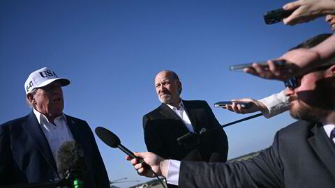 President Donald Trump og handelsminister Howard Lutnick har vært sammen gjennom helgen. – Tollsatsene trer i kraft 1. august, men presidenten setter satsene og inngår avtalene nå, sa handelsminister Howard Lutnick da han gikk om bord i Air Force One sammen med Trump søndag kveld.
