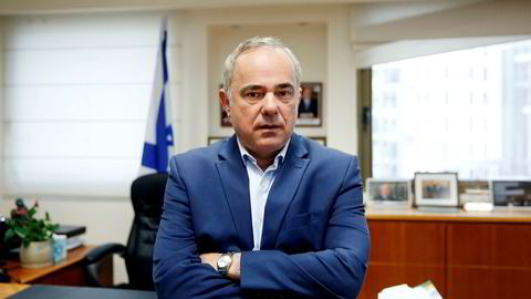 Israels energiminister Yuval Steinitz fotografert da myndighetene åpnet for letelisenser i uutnyttede gassfelt utenfor landets kyst. Nå er fristen utsatt for andre gang.