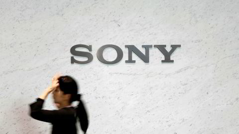 Sony må ta nye milliardtap. Det kinesiske selskapet Dalian Wanda ønsker å kjøpe et Hollywood-studio. Sony sier at Columbia Pictures ikke er til salgs.