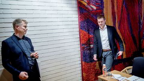 – Det er kanskje ikke en Boble, men det er kanskje en BMW eller en Tesla, sier NHH-professor Ola H. Grytten (til venstre) om de norske boligprisene under Valutaseminaret. Her med BI-professor Erling Røed Larsen.