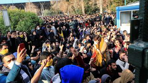 Bildet viser demonstrasjoner i Tehran på lørdag.