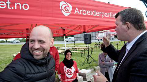 – Folk skal merke allerede første dag at det blir forandring og forbedring i arbeidslivet, sier Aps Arild Grande (til venstre). Her på stemmejakt i Verdal i 2017 sammen med LO-sjef Hans-Christian Gabrielsen og Fatima Almanea.