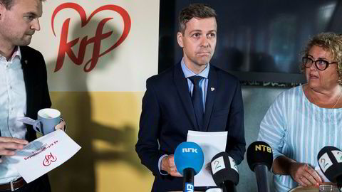 Forventningene er store om en avklaring til høsten fra KrF-leder Knut Arild Hareide på hvilken vei partiet vil gå. Her står han mellom nestlederne Kjell Ingolf Ropstad og Olaug Bollestad da de oppsummerte før sommeren.