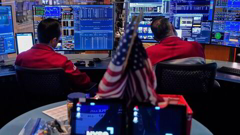 Meglerne Robert Greason (til venstre) og Aman Patel på handelsgulvet på New York Stock Exchange (Nyse).