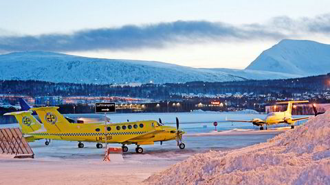 Ambulanseflyene i Tromsø har vært parkert grunnet tekniske problemer og pilotmangel denne vinteren, og denne uken møter pilotene og operatøren Babcock i tingretten i Tromsø. Her fra Tromsø lufthavn i desember i fjor.