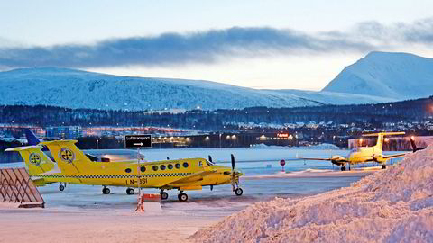 Ambulanseflyene i Tromsø har vært parkert grunnet tekniske problemer og pilotmangel denne vinteren, og denne uken møter pilotene og operatøren Babcock i tingretten i Tromsø. Her fra Tromsø lufthavn i desember i fjor.