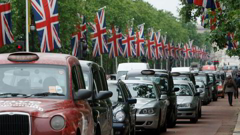 Biler står i kø i Storbritannias hovedstad London. Etter flere år med sterkt bilsalg, ventes brexit å ramme den britiske bilindustrien i 2017.