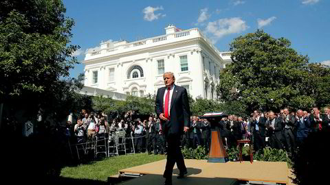 USAs president Donald Trump forlater rosehagen ved Det hvite hus i Washington etter å ha annonsert at han trekker USA ut av Parisavtalen.