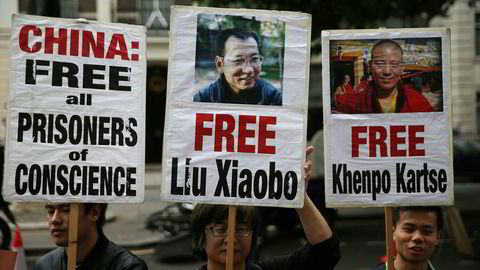 Den norske regjeringen er fortsatt helt taus om kreftrammede Liu Xiaobo. Flere vestlige land har bedt om at han løslates slik at han kan få behandling på et sykehus i vesten. På bildet protesteres det utenfor den kinesiske ambassaden i London.
