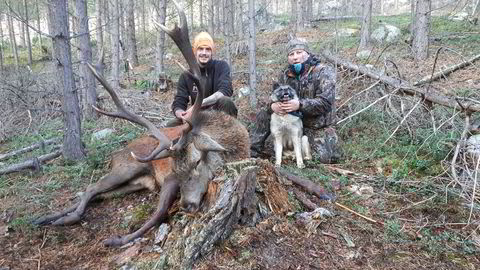 Thomas Eiesar (30) og Egil Rune Skogum (49) og hunden Grytosens Varg (4) poserte sammen med kronhjorten rett etter den ble skutt i Skjåk 3. oktober i fjor. Så startet kranglingen.
