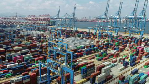 Den kinesiske eksportveksten har ikke vært høyere siden i fjor vinter. Her fra containerhavnen i Qingdao