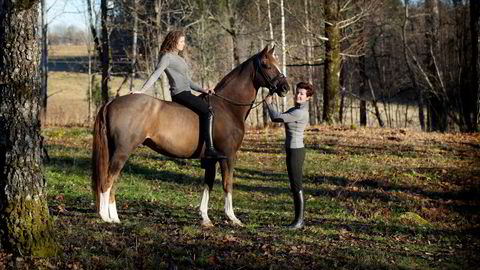 Alexandra og Kristin Andresen med dressurhesten Belamour, her avbildet i 2013.