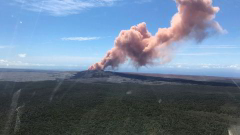 Folk på Hawaii evakueres på grunn av utslipp fra Kilauea-vulkanen. Bildet er tatt torsdag.