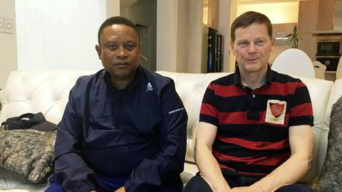 Tidligere fiskeriminister i Namibia Bernhard Esau (til venstre) sammen med Samherji-eier Þorsteinn Már Baldvinsson. Baldvinsson er nå tilbake som konsernsjef i Samherji for å styre selskapet gjennom koronakrisen.