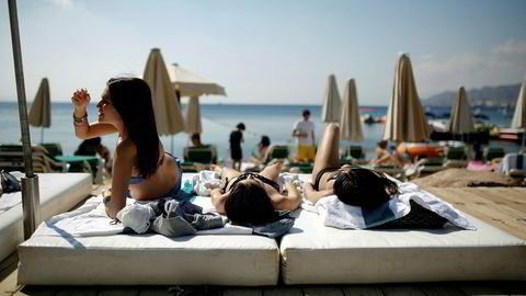 Turister solbader i den Israelske badebyen Eilat, ved Rødehavet.
