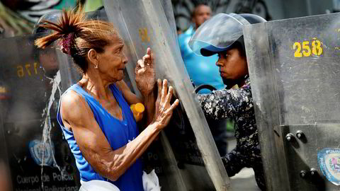 I dag dør folk av underernæring og sykdom i Venezuela. En kvinne går i protest mot opprørspolitiet på grunn av mangel på mat.