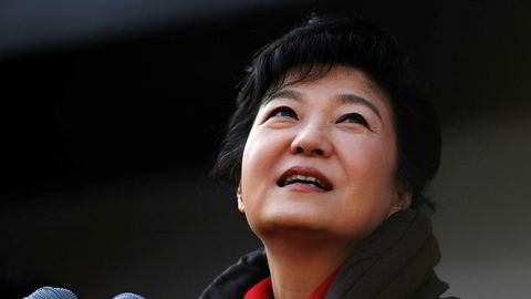 Sør-Koreas president Park Geun-hye er trukket inn i saken mot sin nære venninne Choi Soon-Sil, som anklages for å ha utnyttet sitt vennskap med presidenten til å presse flere store bedrifter for penger. Her fra en presidentkampanje i 2012.