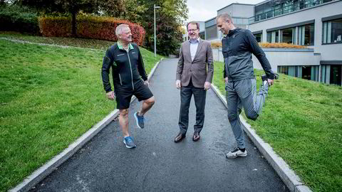 Odd Arild Grefstad, konsernsjef Storebrand (fra venstre), og Bjarke Thorøe, administrerende direktør i Storebrand Helseforsikring vil tilby bedriftskunder rabatt på helseforsikring dersom de ansatte senker sin biologiske alder. Tore Bjelland, administrerende direktør i Oracle Norge er pilotkunde.