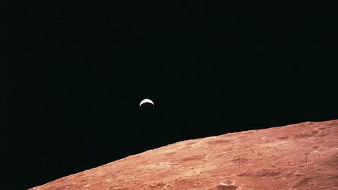 Gull, platina og energiressurser som Helium-3 er blant rikdommene private investorer nå vil høste på månen. Første månelanding for Moon Express kan bare være måneder unna. Bildet er tatt under Apollo 12-ferden i november 1969. Jorda i bakgrunnen.