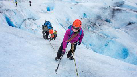 Birthe Norbotten står øverst i isveggen mens faren Rune og søsteren Bolette står lenger ned sammen med Øyvind Gjersvik fra Meløy Adventure som guider gruppen.