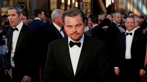 Skuespiller Leonardo DiCaprio har tilbakelevert kunst og en Oscar-statuett som skal ha blitt kjøpt med penger underslått fra et malaysisk investeringsselskap.