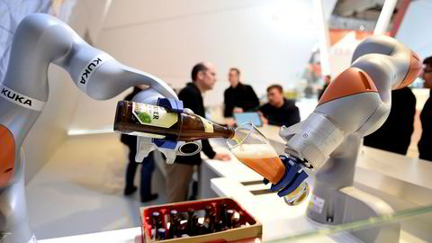 Japanske, tyske og kinesiske selskaper satser på økt bruk av roboter i produksjonen. Den tyske robotprodusenten Kuka, er i ferd med å bli kjøpt av et kinesisk selskap. Her serverer en Kuka-robot øl under industrimessen i Hanover i 2016.