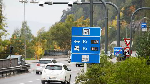 Det er her på Mosseveien i Oslo syklisten insisterer på å sykle i veibanen, selv om det er anlagt gang og sykkelsti.