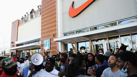 Fredelige demonstranter i Long Beach i California forsvarte en Nike-butikk mot plyndring i pinsehelgen.