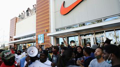 Fredelige demonstranter i Long Beach i California forsvarte en Nike-butikk mot plyndring i pinsehelgen.