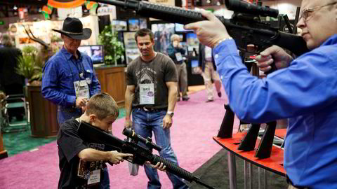 Store og små sjekker siktet på en våpenmesse i Reno, Nevada.