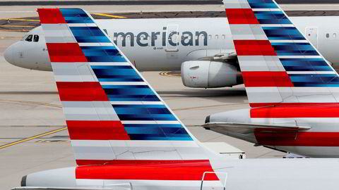 American Airlines (bildet) og United Airlines har lagt planer for å si opp tusener av ansatte.