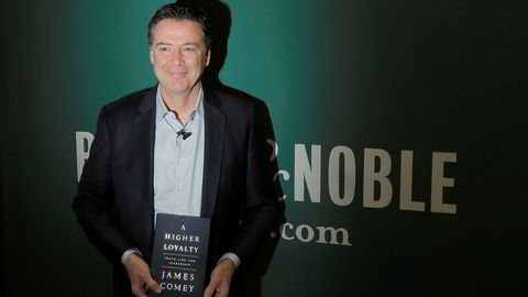 Tidligere FBI-sjef James Comey med boken «A Higher Loyalty».