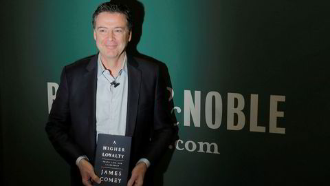 Tidligere FBI-sjef James Comey med boken «A Higher Loyalty».