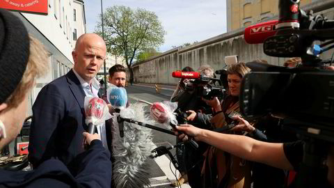 Tom Hagens forsvarer, advokat Svein Holden, sier hans klient har sendt en kodet melding.