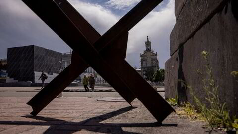 ̧«Det ukrainske mirakel». Slik omtaler stortingsrepresentant Peter Frølich Ukrainas motstandskraft mot Russland. Folk går blant anti-tank barrier på Uavhengihetstorget i Kyiv sentrum.