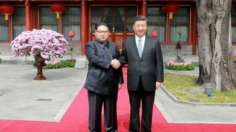 Nord Koreas leder Kim Jong-un (til venstre) møtte Kinas president Xi Jinping i Beijing tirsdag.