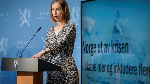 Næringsminister Iselin Nybø vil ha årlige undersøkelser av betingelsene i avtalene i dagligvarebransjen.