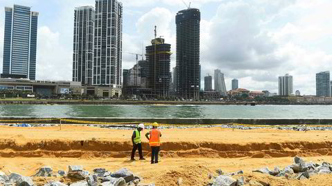 Kinesiske lån har finansiert Port City i Colombo på Sri Lanka. Da Sri Lanka ikke klarte å betjene gjelden til Kina overtok et kinesisk statskontrollert selskap en av de strategisk viktigste havnene i Det indiske hav.