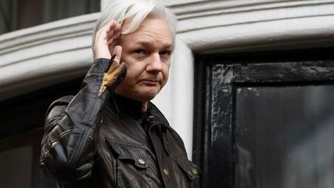 Julian Assange i Ecuadors ambassade i London i mai i fjor. Foto: AP/NTB scanpix